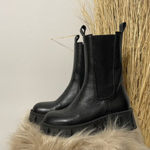 Laden Sie das Bild in den Galerie-Viewer, Stiefel Biondini Black Short
