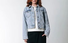 Laden Sie das Bild in den Galerie-Viewer, Colourful Rebel Nisha Denim Jacket
